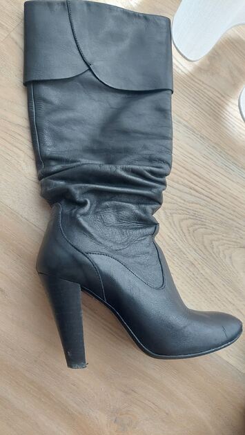 Botas de pele. Botas e botins