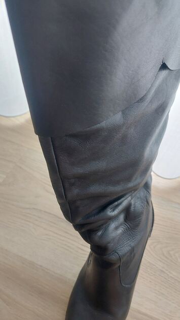 Botas de pele. Botas e botins