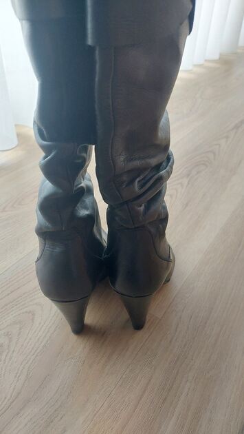 Botas de pele. Botas e botins