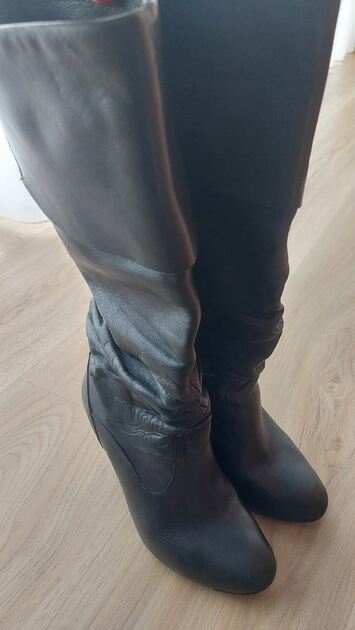 Botas de pele. Botas e botins
