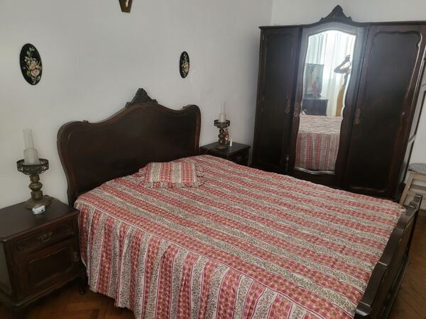 Vendo móveis antigos em bom estado. Conjuntos de móveis para quarto