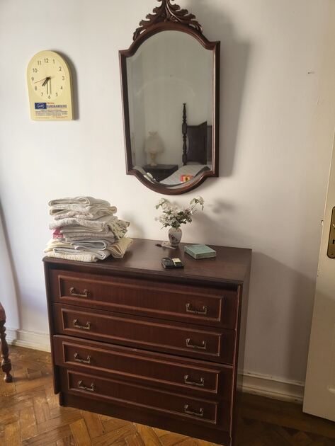 Vendo móveis antigos em bom estado. Conjuntos de móveis para quarto