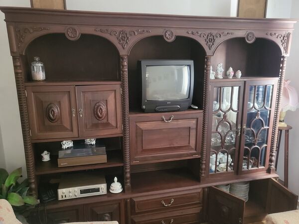 Vendo móveis antigos em bom estado. Conjuntos de móveis para quarto