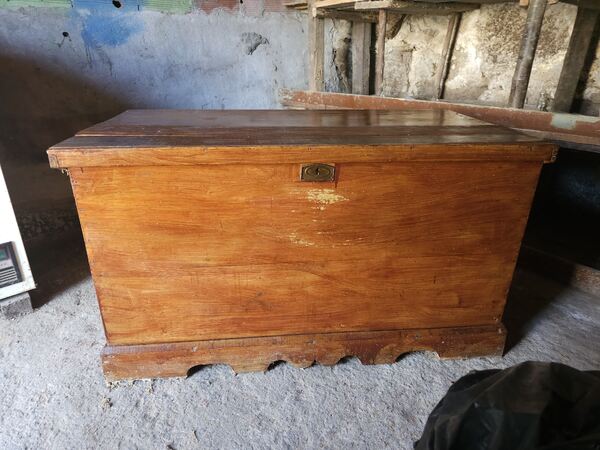 Escano antigo e Caixa antiga . Mobiliário antigo