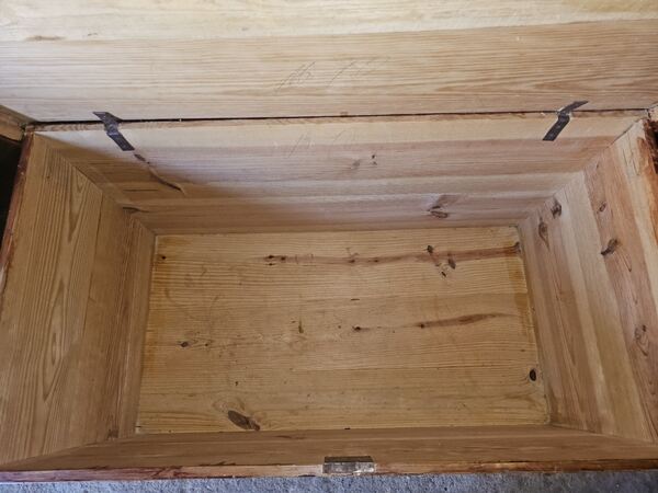 Escano antigo e Caixa antiga . Mobiliário antigo