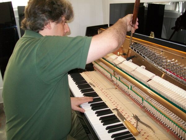 Técnico afinador de pianos. Lisboa. Pianos e Teclados
