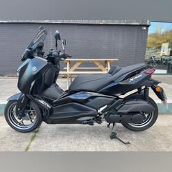 Yamaha X-Max 125 Tech Max 2020 em preto. Motos