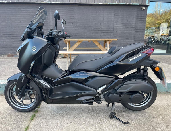 Yamaha X-Max 125 Tech Max 2020 em preto. Motos