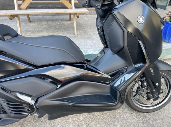 Yamaha X-Max 125 Tech Max 2020 em preto. Motos