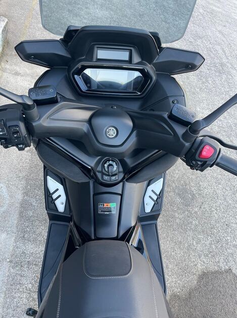 Yamaha X-Max 125 Tech Max 2020 em preto. Motos