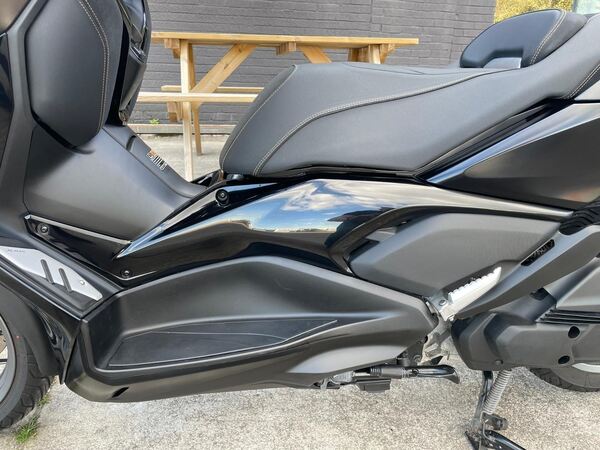 Yamaha X-Max 125 Tech Max 2020 em preto. Motos