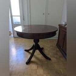 Vendo mesa de sala neo-classica . Conjunto de mesa e cadeiras