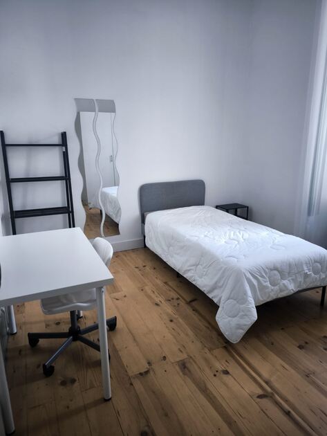 Quarto Mobilado para alugar próximo Universidades-. Ofereço Quarto para Arrendar