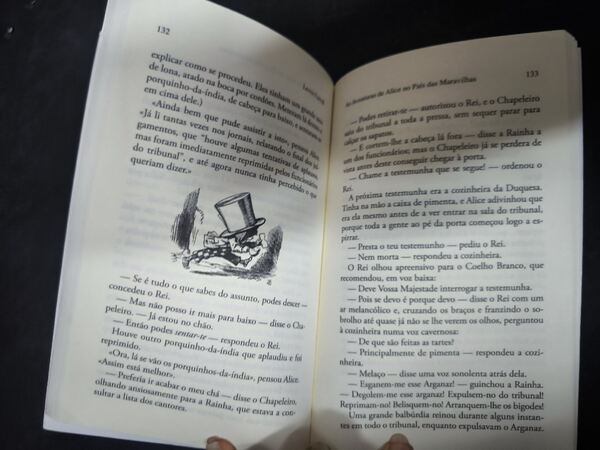 Livro as aventuras de Alice no país das maravilhas. Livros