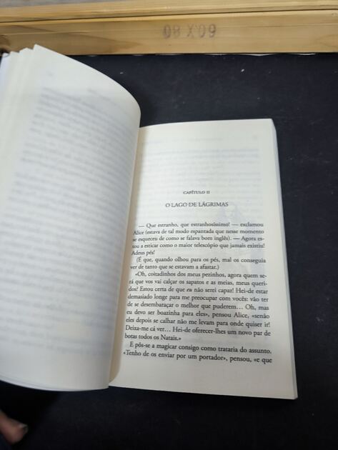 Livro as aventuras de Alice no país das maravilhas. Livros