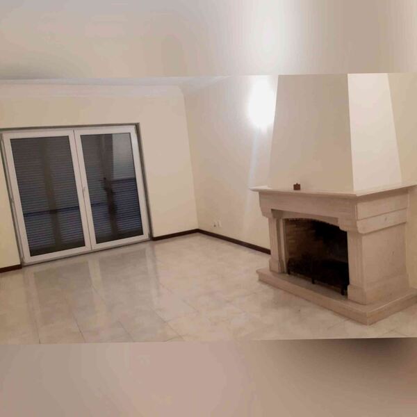 Moradia em St.Amaro de Oeiras . Casa e apartamentos para arrendar