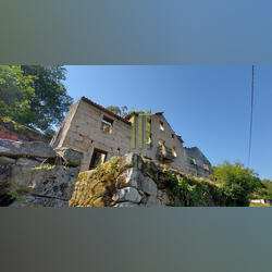 Quinta dos Cortinhais com uma ruína em granito. Quintas