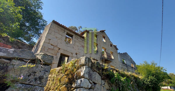 Quinta dos Cortinhais com uma ruína em granito. Quintas