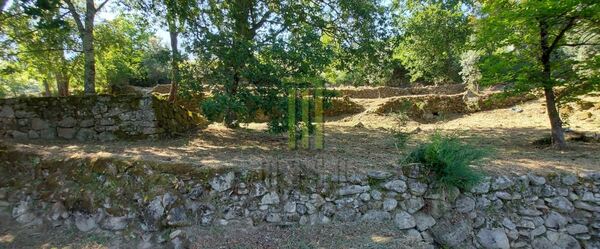 Quinta dos Cortinhais com uma ruína em granito. Quintas