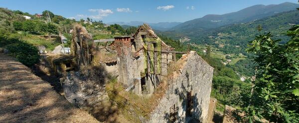 Quinta dos Cortinhais com uma ruína em granito. Quintas