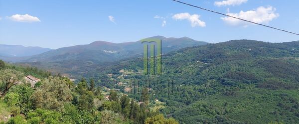 Quinta dos Cortinhais com uma ruína em granito. Quintas