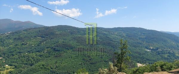 Quinta dos Cortinhais com uma ruína em granito. Quintas