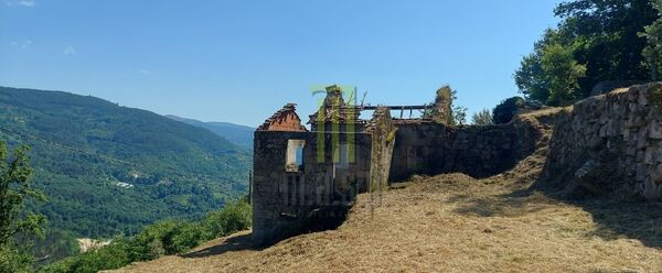 Quinta dos Cortinhais com uma ruína em granito. Quintas