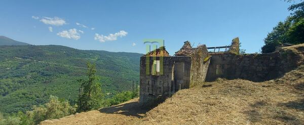 Quinta dos Cortinhais com uma ruína em granito. Quintas