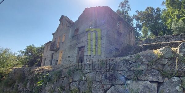 Quinta dos Cortinhais com uma ruína em granito. Quintas