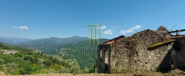 Quinta dos Cortinhais com uma ruína em granito. Quintas
