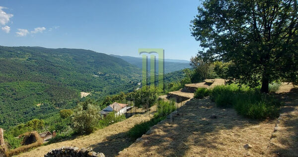 Quinta dos Cortinhais com uma ruína em granito. Quintas