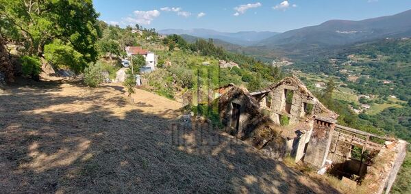 Quinta dos Cortinhais com uma ruína em granito. Quintas