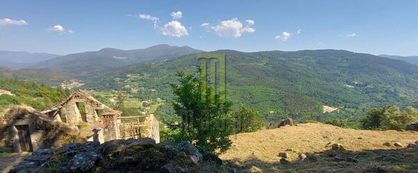 Quinta dos Cortinhais com uma ruína em granito. Quintas