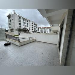 Magnífica loja com terraço e parqueamentos. Lojas e estabelecimentos comerciais para vender