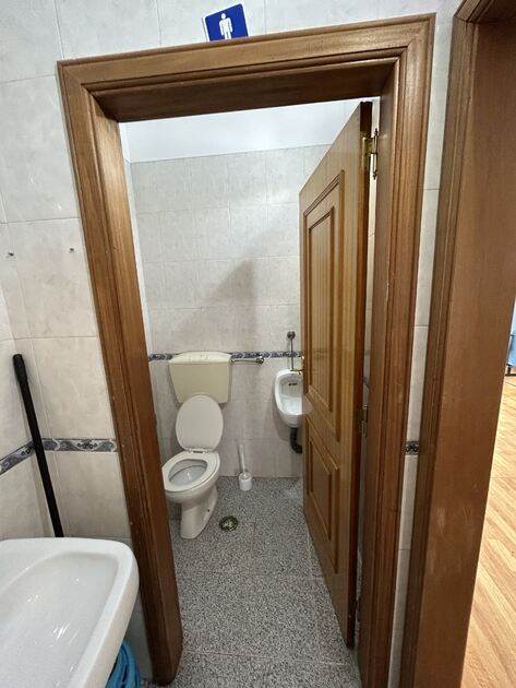 Magnífica loja com terraço e parqueamentos. Lojas e estabelecimentos comerciais para vender