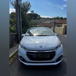 Peugeot 208- impecável (2018). Carros. Vila Nova de Gaia. 2018   135.000 km Manual Diesel 75 cv 5 portas Branco Ar condicionado Vidros eléctricos Aquecimento dos assentos Cruise control adaptativo Volante multi-funções