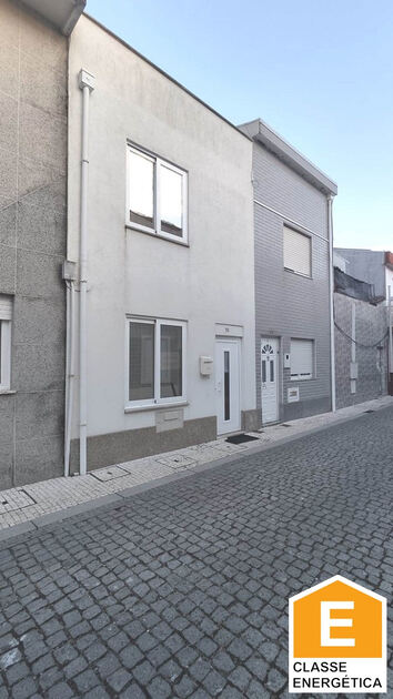 Moradia T4, totalmente  renovada na Póvoa de Varzi. Casa e apartamentos para vender
