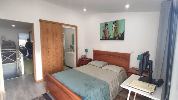 Moradia T4, totalmente  renovada na Póvoa de Varzi. Casa e apartamentos para vender