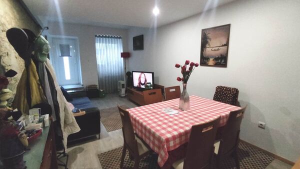 Moradia T4, totalmente  renovada na Póvoa de Varzi. Casa e apartamentos para vender