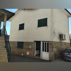 Moradia de 2 pisos . Casa e apartamentos para vender. Tondela. 136 m2  1 banho   Classe energética C Bom estado Ar condicionado