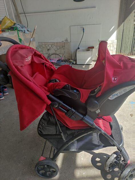 Carrinho de bebê vermelho + ovo. Carrinhos de Bebé