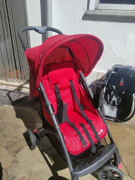 Carrinho de bebê vermelho + ovo. Carrinhos de Bebé