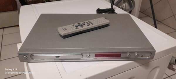 Leitor de DVD com comando. DVD e VHS