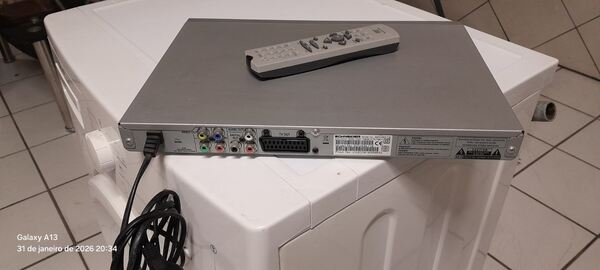 Leitor de DVD com comando. DVD e VHS