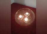 Vendo aquário com velas flutuantes. Velas
