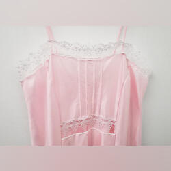 Camisa de dormir de senhora, cetim cor de rosa. Lingerie