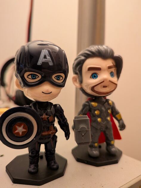 Boneco Avengers mystery box. Figuras de ação
