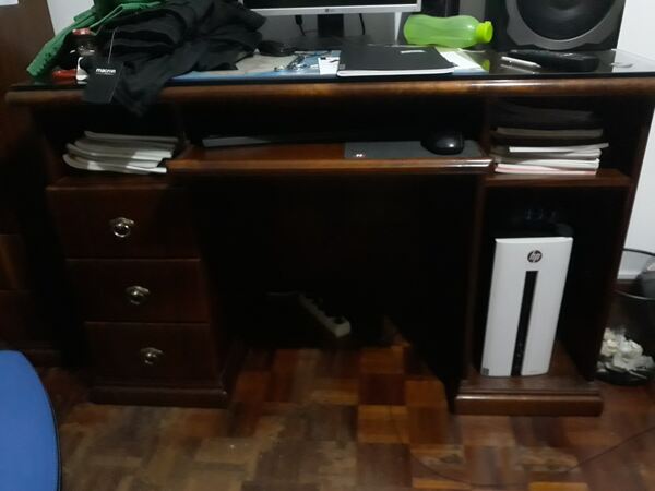 Dois camas com armario e dois secretarias e camise. Camas