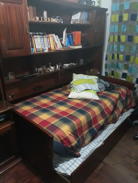 Dois camas com armario e dois secretarias e camise. Camas