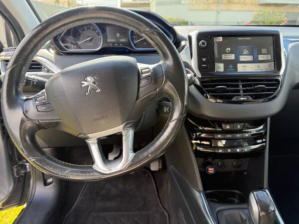 Peugeot 2008 ALLURE. Carros